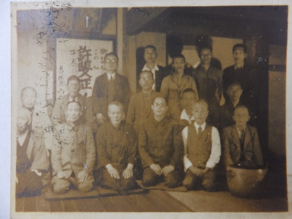 DSCF昭和29年以前福島町時代(八女市以前)三代目久吉(11代正次)東棟北縁側で町議当選写真